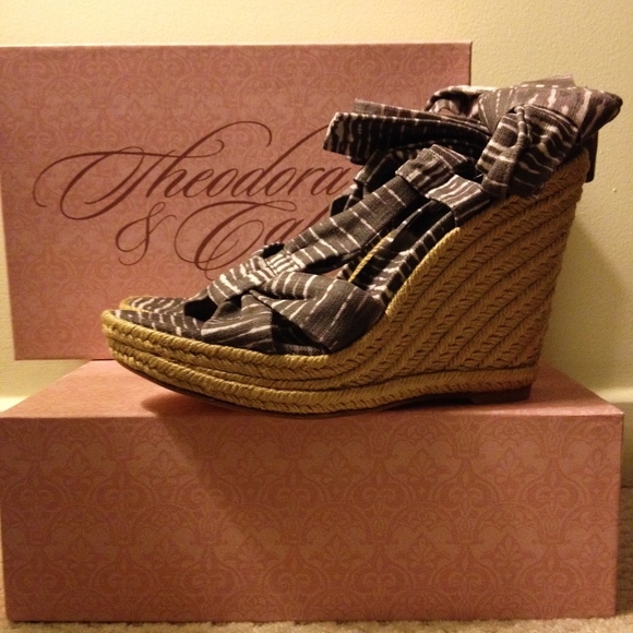 Theodora & Callum for Stuart Weitzman - Picture 2 of 7